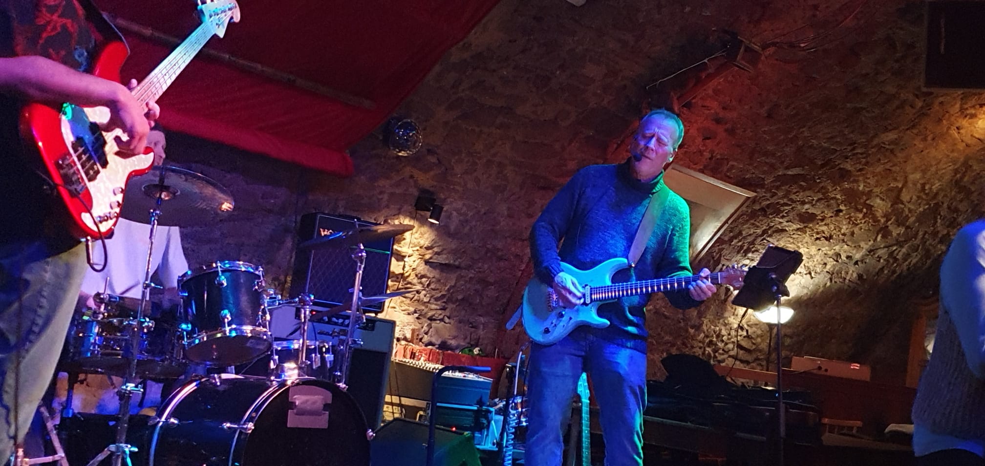 agath3 live auf der Bühne im Schlosskeller Windecken, Januar 2026